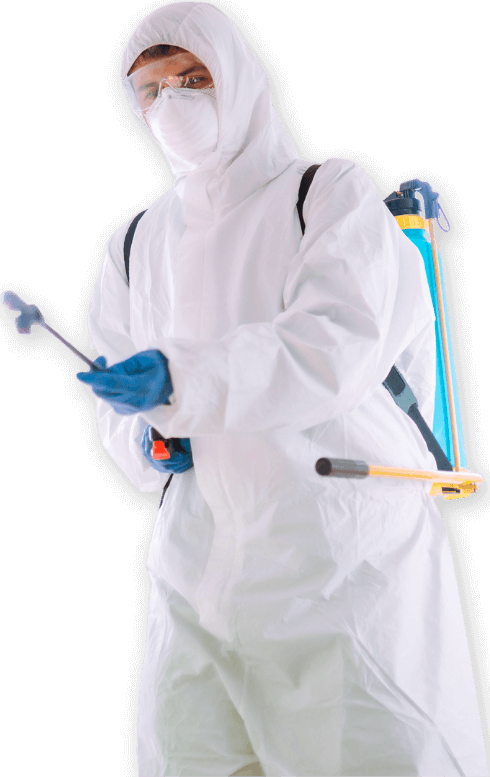 disinfestatore con tuta di protezione