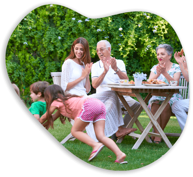 famiglia in giardino